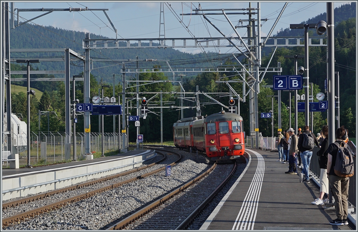 Der TRAVYS  Schülerzug erreicht den  neuen  Bahnhof von Le Day, dem gegenüber seinem Vorgänger jeder Anschein Ambiente abhandengekommen ist.
Der  Schülerzug  ist eigentlich gar kein richtiger  Schülerzug  fährt er doch auf der Hinfahrt im  Grundtakt und bei der Rückfahrt ab Le Brassus als  normaler  Zusatzzug, (von Mo - Fr) auch in den Ferien. 

16. Juni 2022