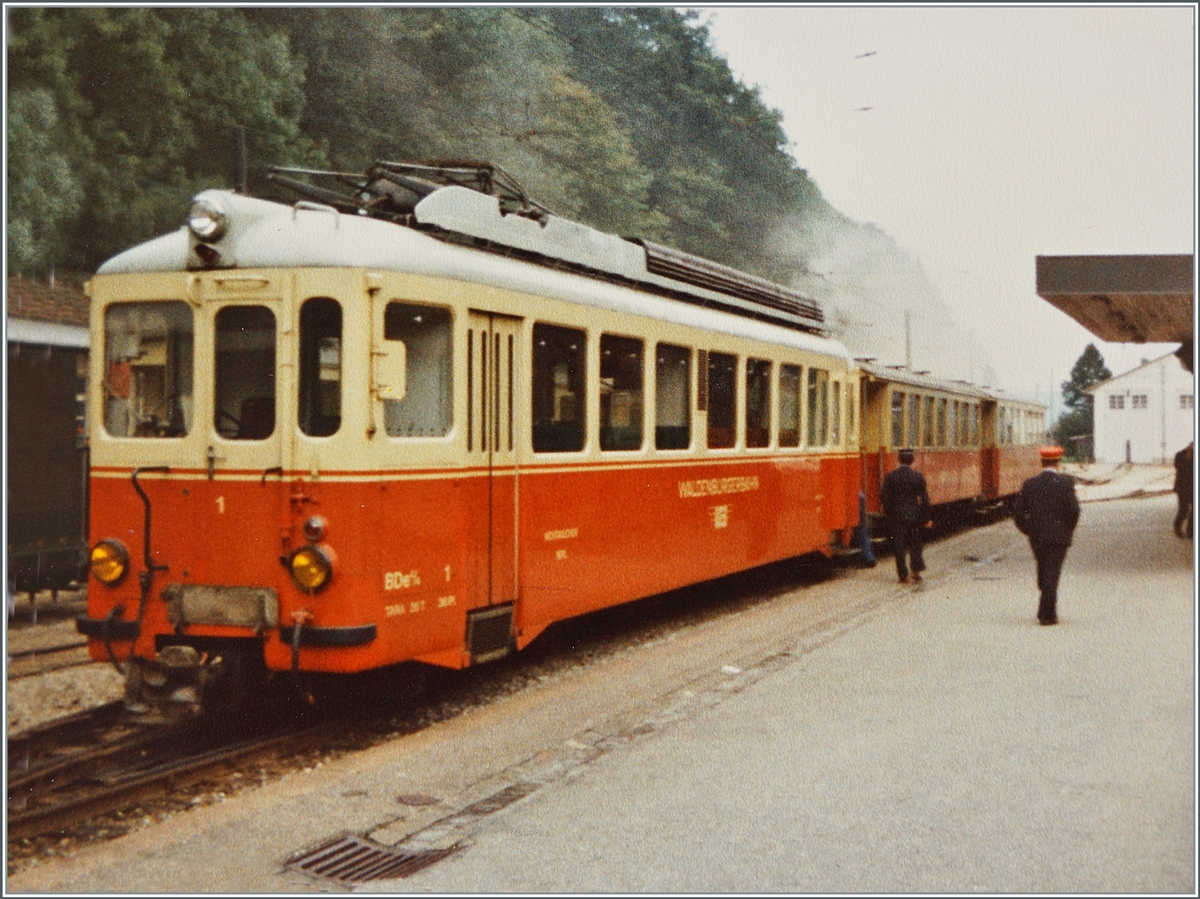 Der Waldenburgerbahn Zug aus Liestal ist in Waldenburg angekommen und der BDe 4/4 N� 1 (SWP/BBC 1953) wird abgekuppelt. 

Analogbild vom 26. Sept. 1981