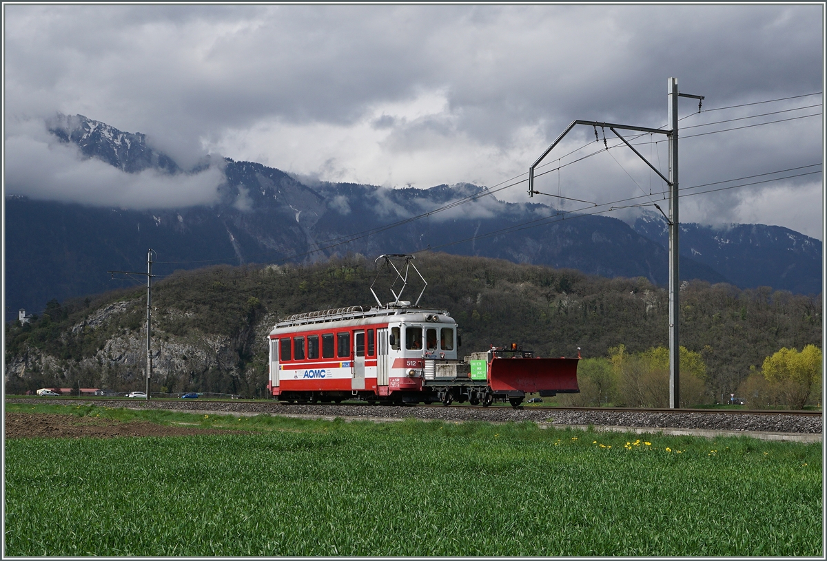 Der Winter ist vorbei! Der AOMC Xeh 4/4 512  Val d'Illiez  fährt mit dem X2 957 Richtung Aigle. Es dürfte eine der letzten Fahrten des Xeh 4/4 512 sein, denn schon ab dem 25. April 2016 wird die AOMC für einen freizügigeren Fahrzeugaustauch den übrigen TPC Strecken (AL/ASD) angeglichen, wobei nur die Beh 4/8 591 und 592 für das andere Stromsystem und Zahnstange umgerüstet werden. 

Bei Villy, den 7. April 2016
