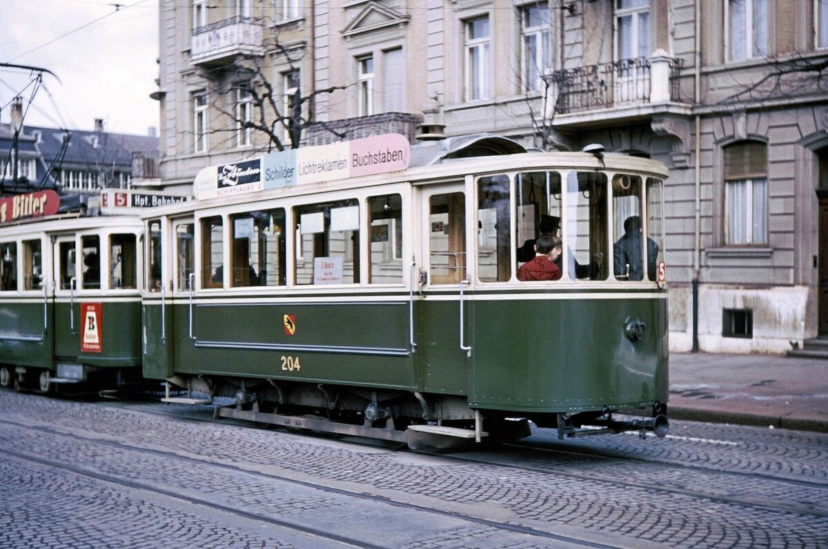 Die alten Berner Zweiachs-Anhänger: Der 1931 neu aufgebaute Wagen 204 an der heute nicht mehr vorhandenen Haltestelle Dufourstrasse. Im Fenster trägt er eine Tafel mit der Aufschrift  Eilkurs . 30.März 1966. Wagen 204 ist erhalten geblieben als historisches Fahrzeug.  