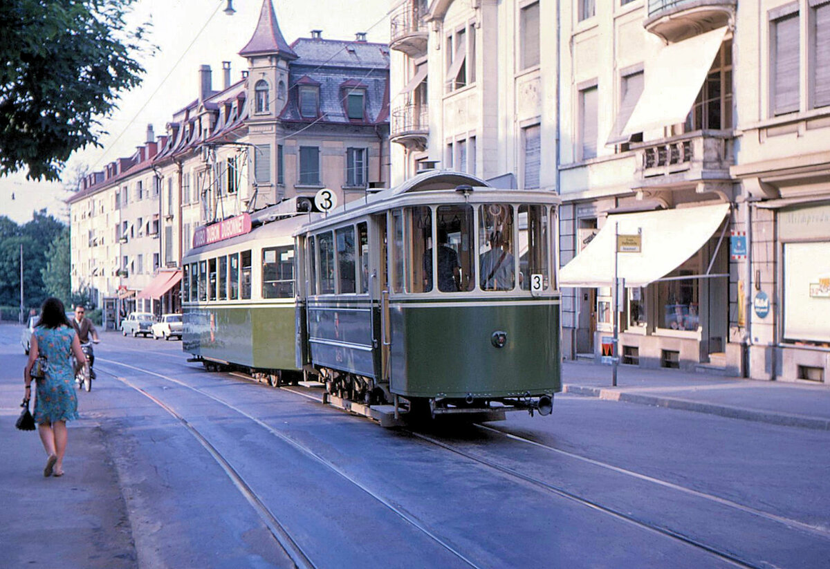 Die alten Berner Zweiachs-Anhänger, Standard-Anhänger Serie 238-257 von 1914: Bis 1960 wurden solche Wagen während der Stosszeiten auf der Linie 3 (Bahnhof - Weissenbühl) mitgeführt, danach noch ab und zu wie hier Wagen 243 hinter Motorwagen 103 am Beaumont, 16.Juni 1966  