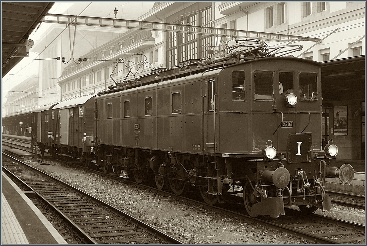 Die Be 4/7 12504 mit zwei G�terwagen am 13. Januar 2009 in Lausanne. Baujahr 1922; mit einem Gewicht 111 Tonnen leist die Lok 2400 PS und kann bis zu 80 km/h schnell fahren. 