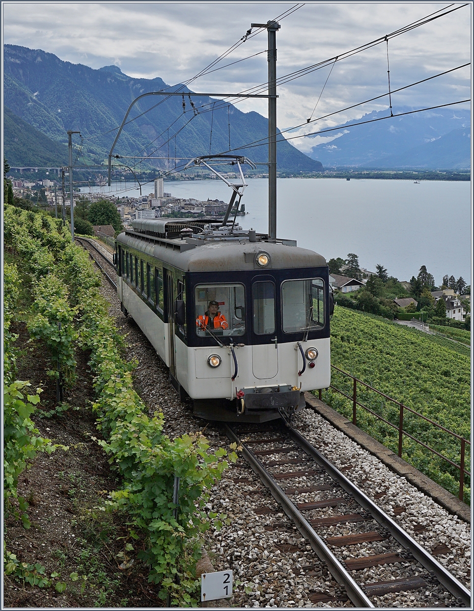 Die beiden ex  Bipperlisi  Be 4/4 1006 und 1007 haben durch das neue MOB Fahrplankonzept ihr Einsatzgebiet als Regionalzug Triebwagen fast vollst�ndig verloren, trotzdem sehe ich den in Montreux stationierten Be 4/4 hin und wieder. Das Bild hingegen zeigt einend der beiden Be 4/4 im Regionalzugseinsatz kurz vor Ch�telard VD. 

12. August 2019