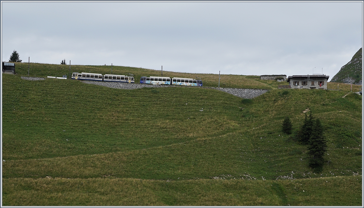 Die beiden Rochers de Naye Bhe 4/8 302 und 301 nähern sich der Station Jaman.
3. Juli 2017