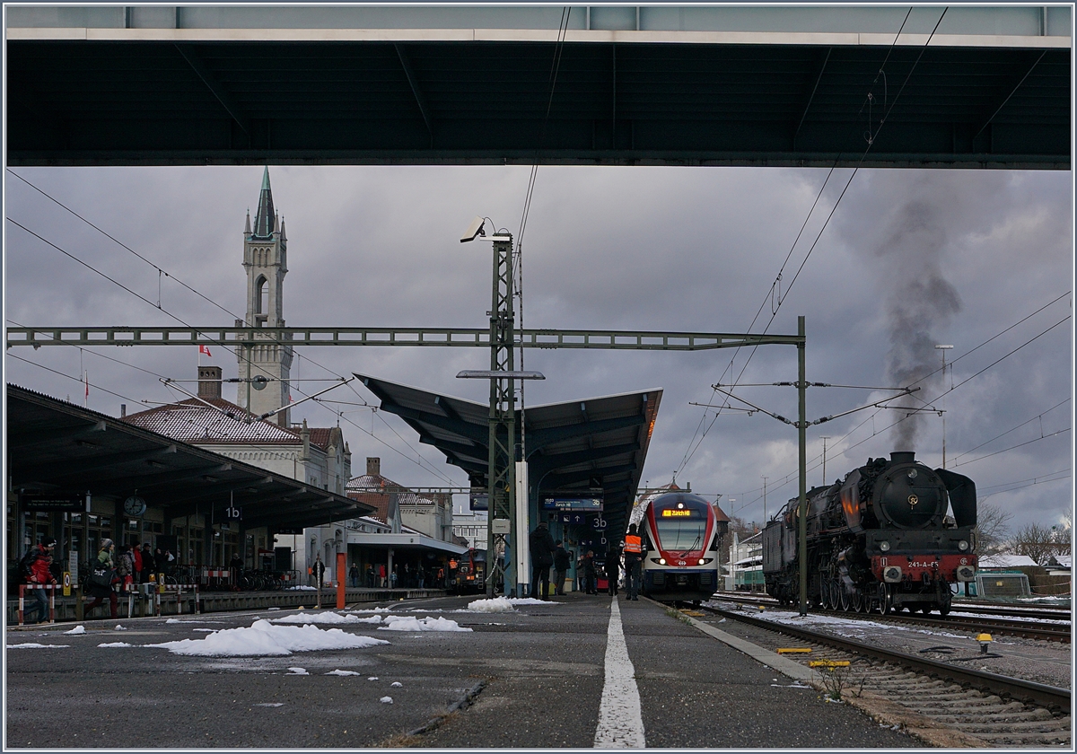 Die Bildidee hat nicht ganz unter die Brücke gepasst: SNCF 241-A-65, SBB RABDe 511 als IR nach Zürich, ein Seehas und natürlich der schöne Bahnhofsturm von Konstanz.
9. Dez. 2017