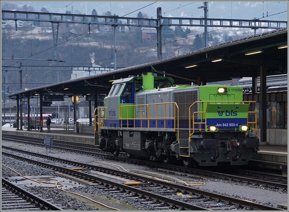 Die BLS Am 843 503-4 wartet in Brig auf die Ausfahrt Richtung Visp.
19. Feb. 2016