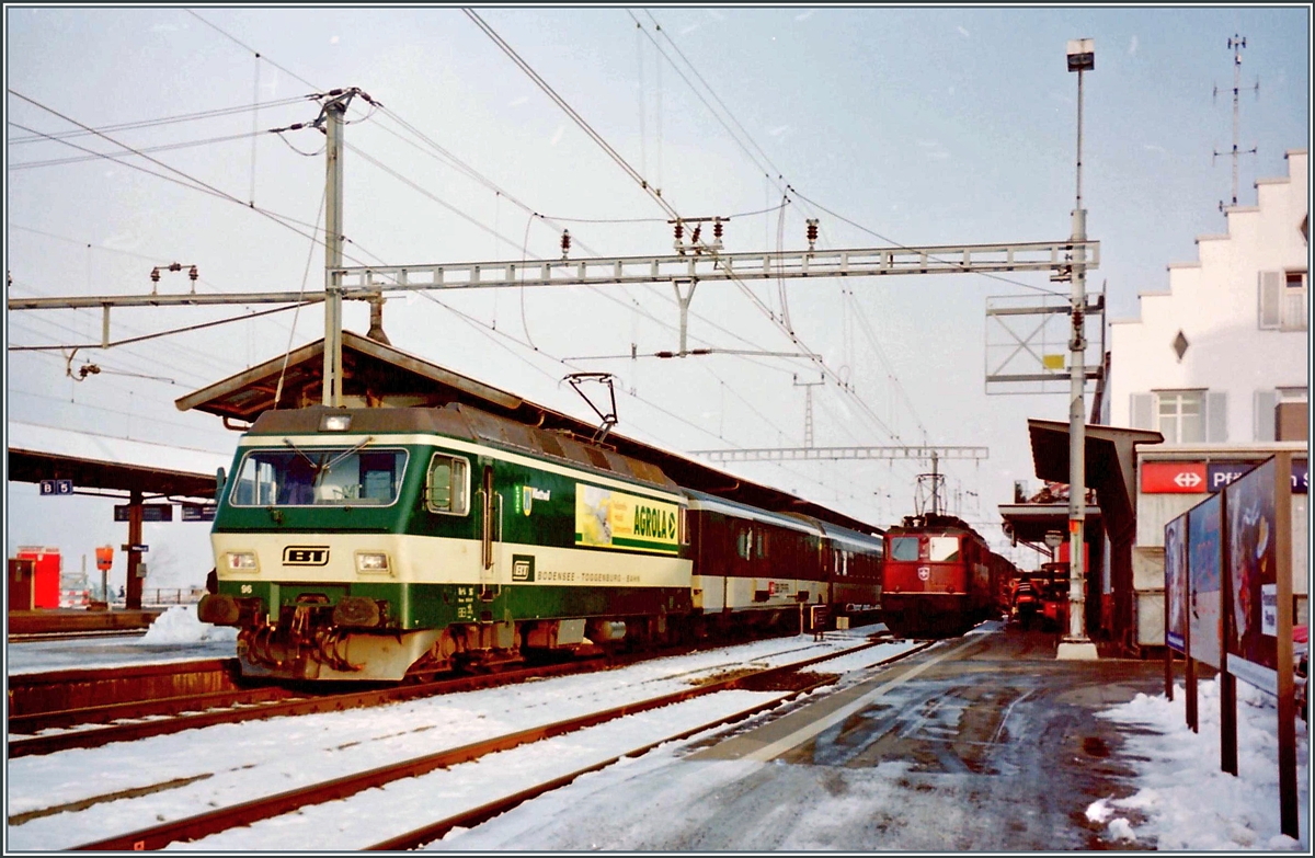 Die BT (Bodensee Toggenburg Bahn) Re 4/4 N° 96 (Re 456 096) ist mit einen Voralpenexpress (VAE) von Romanshorn nach Luzern unterwegs und konnte beim Halt in Pfäffikon SZ fotografiert werden. 
Im Hintergrund ist noch eine Ae 6/6 zu erkennnen.

Analogbild vom 27. Jan. 2000
