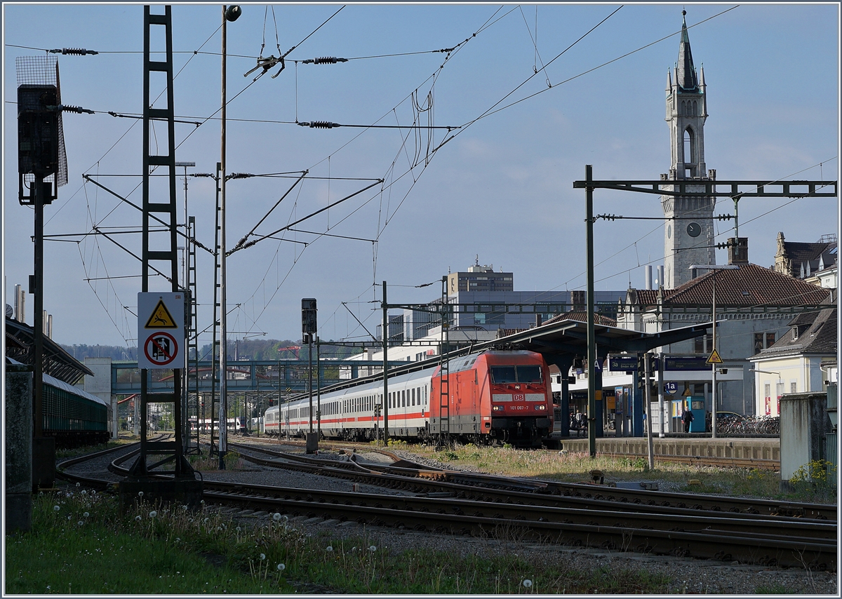 Die DB 101 067-1 wartet mit ihrem IC 2006 auf Gleis 3 auf die Abfahrt
23. April 2017