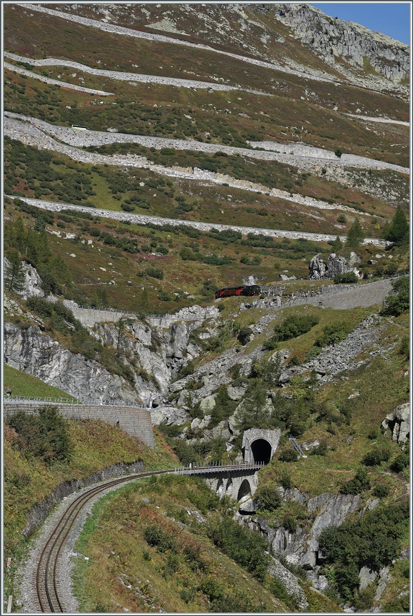 Die DFB (Dampfbahn Furka Bergstrecke) HG 4/4 704 hat mit ihrem Dampfzug 133 Gletsch verlassen und erreicht nun den 548 Meter langen Kehrtunnel  Gletsch . 

30. Sept. 2021