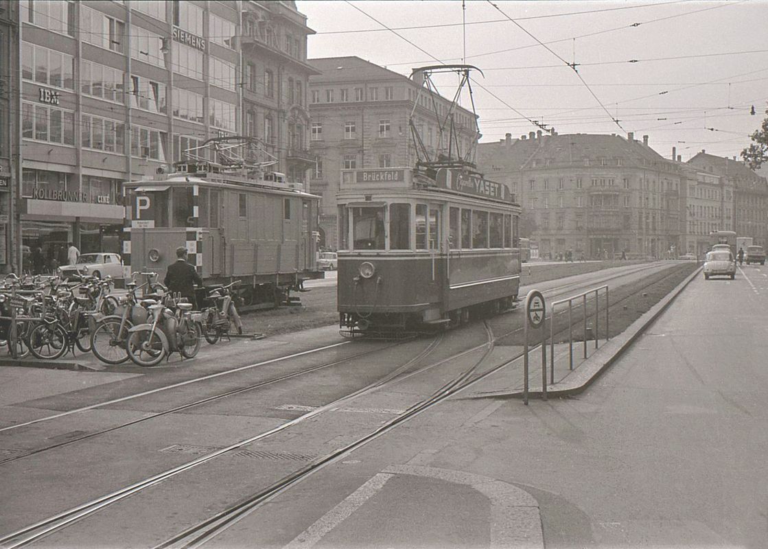 Die ehemalige Tramlinie 1 in Bern: Wagen 147 (ohne Luftbremse, ohne F�hrersitz) f�hrt in die Haltestelle Bahnhof ein. Daneben steht der ehemalige Schienenschleifwagen 502, der sp�ter zum blossen Schneepflug wurde. 21.September 1965 