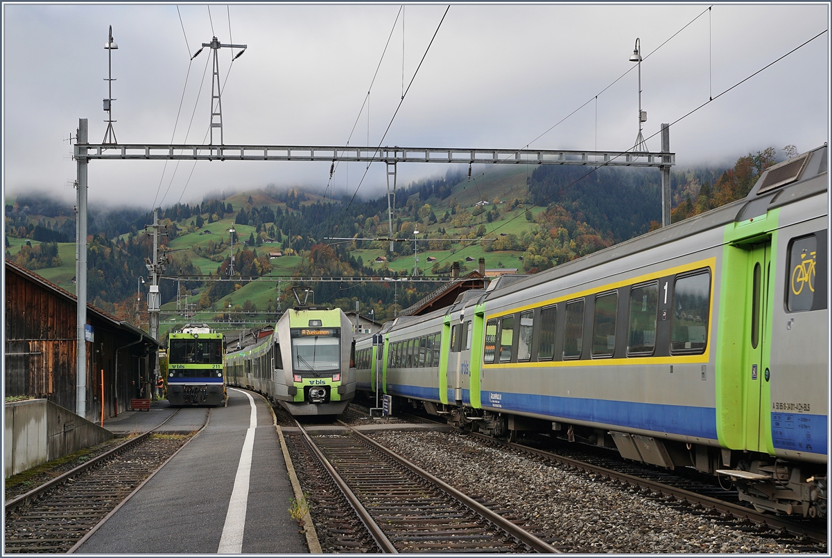 Die für die Swiss-Express Züge beschafften EW III sind bei der BLS im RE Verkehr Bern - La Chaux de Fonds und Interlaken - Zweisimmen noch im Einsatz.

Hier ein Bild aus Boltigen. 

22. Okt. 2019