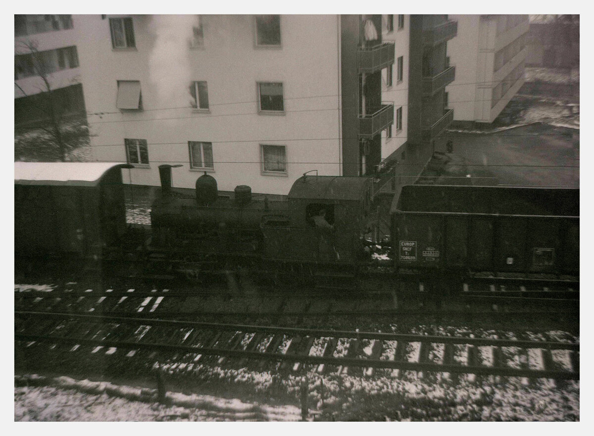 Die Gaswerkbahn Bern: Die Gaswerk-Lokomotive f�hrt in der N�he der Station Wabern mit einem gedeckten G�terwagen hin und her, der sicher kein Element eines Gaswerk-Kohlezugs bildet und zum G�terverkehr f�r die Station Wabern geh�rt. Dezember 1964 