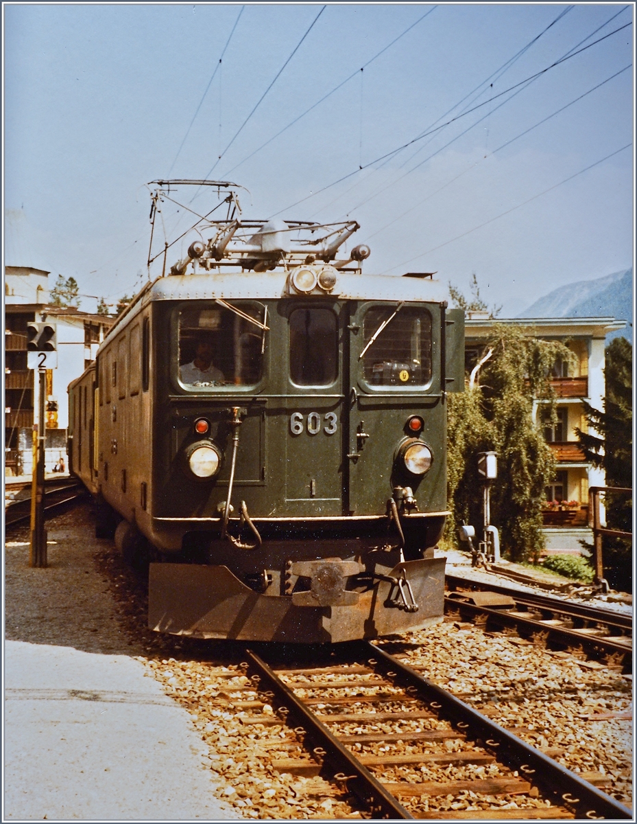 Die Ge 4/4 I  erreicht mit ihrem Schnellzug 45 Davos Platz.
20. Aug. 1984