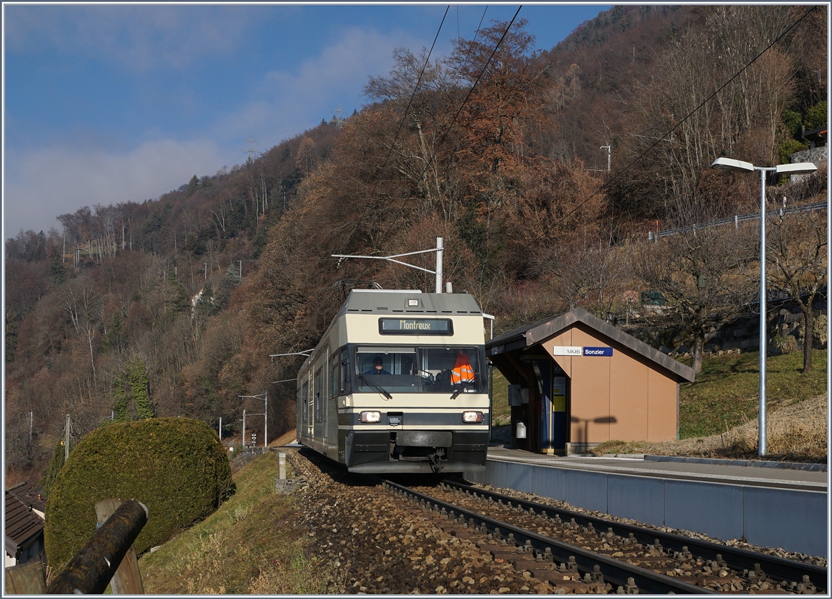 Die Haltestelle Sonzier ist für etliche Nahverkehrszug ab Montreux End- und Wende-Station. Hier hat ein CEV MVR GTW Be 2/6 den Halt erreicht und wird nach kurzer Zeit nach Montreux zurück fahren.
28. Dez. 2016