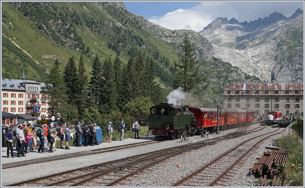 Die HG 4/4 704 erreicht mit ihrem Extrazug Gletsch.

31. Aug. 2019