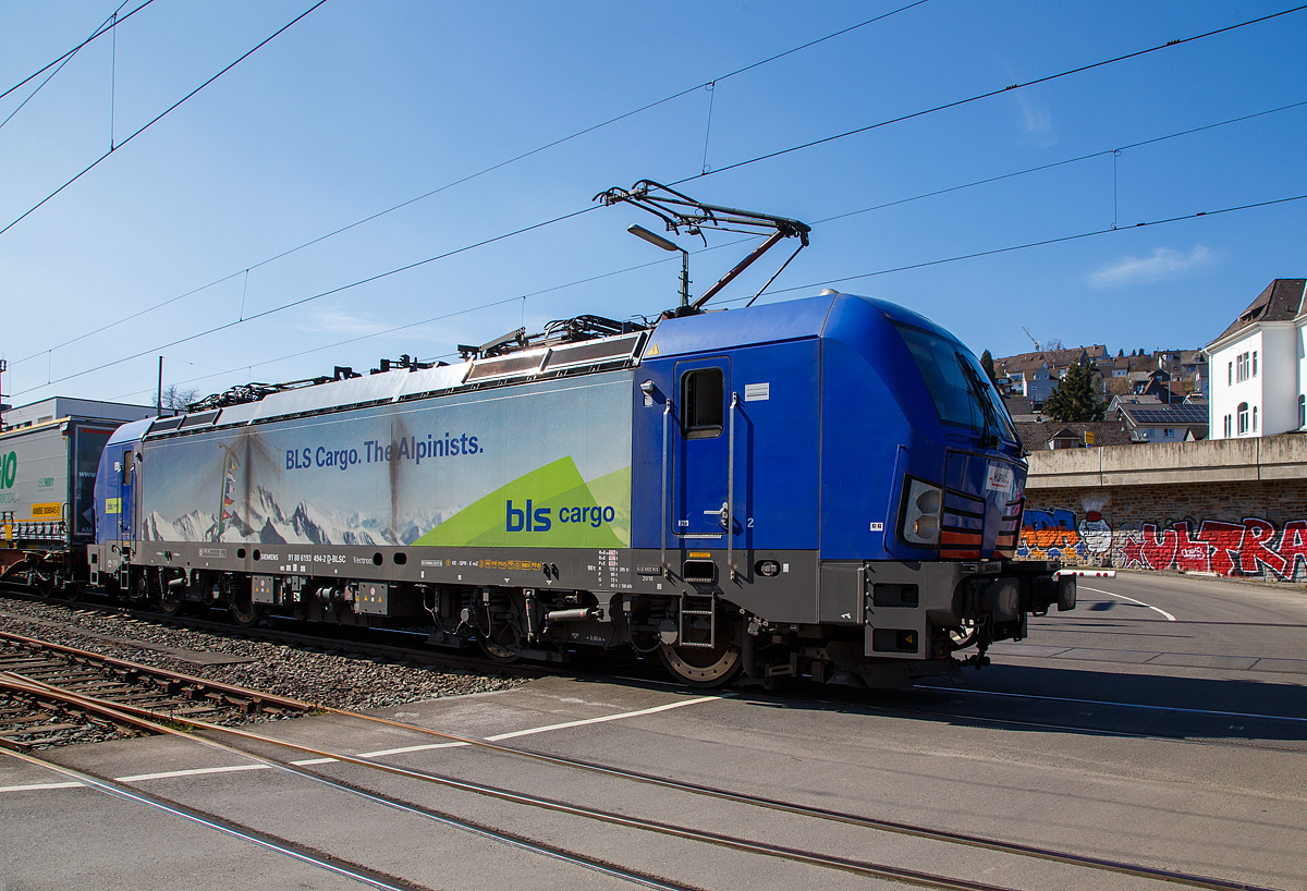 Die HUPAC bzw. BLS Cargo 494 - 193 494 (91 80 6193 494-2 D-BLSC) fährt am 24.03.2021 mit einem KLV-Zug, auf der Siegstrecke durch Niederschelden in Richtung Siegen.

Die Siemens Vectron MS wurde 2018 von Siemens Mobilitiy in München-Allach unter der Fabriknummer 22307 gebaut und an die HUPAC SA. geliefert. Die Lok wurde bei der BLS Cargo eingestellt und/oder vermietet. Sie hat die Zulassungen für Deutschland, Österreich, Schweiz, Italien und die Niederlande (D, A, CH, I, NL). Die Vectron MS  hat eine Leistung von 6,4 MW und eine Höchstgeschwindigkeit von 160 km/h.
