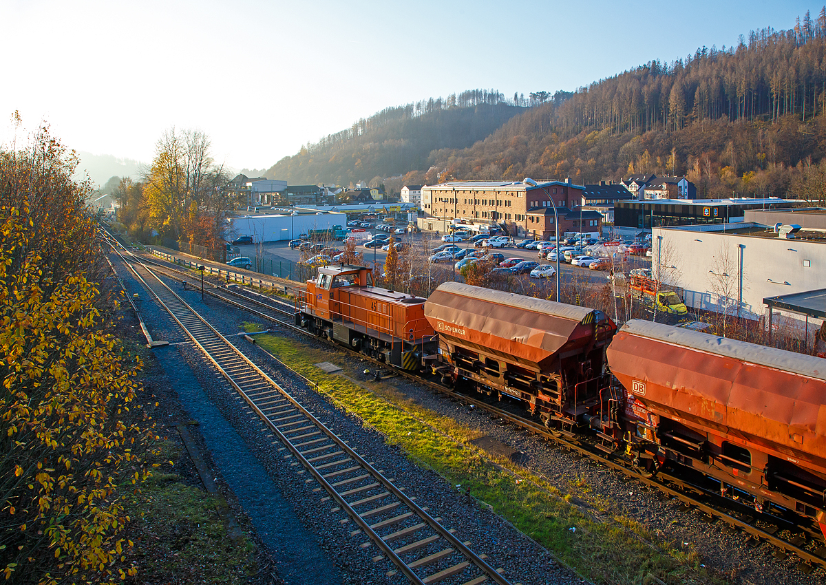 
Die KSW 45 (98 80 0276 016-9 D-KSW) eine MaK G 1204 BB der Kreisbahn Siegen-Wittgenstein fährt am 27.11.2020, mit einem langen Übergabezug, von dem Rbf der KSW (Betriebsstätte  Freien Grunder Eisenbahn  - NE 447) in Herdorf in Richtung Betzdorf (Sieg).

Es war ein beträchtlich langer Zug, aber trotzdem reicht alleine die Zugkraft der  MaK G 1204 BB mit einer Leistung von 1.120 kW (1.522 PS), da die Wagen alle leer sind. Die KSW bringt solche Wagenzüge (Übergabezüge) an Werktagen täglich (meist nachmittags) über Betzdorf (Sieg) zum DB Rbf Kreuztal. Dort werden dann wieder von der DB Cargo Züge für die einzelnen Bestimmungsorte zusammengestellt und abgefahren.  

Die Lok ist übrigens eine ehemalige Schweizerin, sie wurde 1991 unter der Fabriknummer 1000866 bei MaK gebaut und an die Sersa AG als Am 847 953-7  Bettina  geliefert. Im Jahr 1998 ging sie wieder nach Deutschland zur MaK / Vossloh Locomotives zurück, wo sie als Mietlok zur Verfügung stand. Nach mehreren Stationen als Mietlok (u.a. 2006 auch bei der KSW) wurde sie dann 2007 von der KSW gekauft und am 23.08.2007 nach Siegen überführt.

Man beachte (im Bild) die Berghöhen, die Fichten sind alle nicht mehr grün. Da haben die Borkenkäfer ganze Arbeit geleistet und so werden z.Z. hier alle Fichten abgeholzt. Das Landschaftsbild der Region hat sich schon stark verändert und wird dies auch noch weiter tun. Ein Glück das sich unsere Wälder hier nicht nur aus Fichten bestehen.