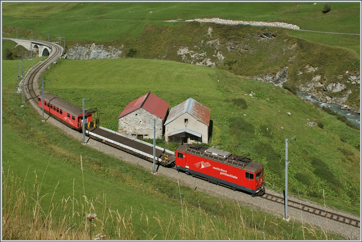 Die MGB Ge 4/4 III 81  Wallis  ist mit dem MGB Sklv 480x Rampenwagen (Auffahrwagen) einem MGB BDt 436x Steuerwagen 2. Klasse mit Gepäckabteil bei Hospental auf der Fahrt von Andermatt nach Realp. (Danke Armin für die Infos zu den Wagen)

29. August 201