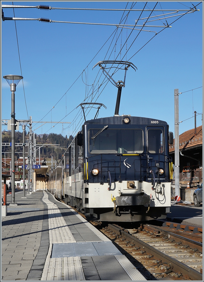 Die MOB GDe 4/4 ist nun mit dem MOB Goldenpass Panoramic Express 2123 in Zweisimme abfahrbereit.

25. Nov. 2020