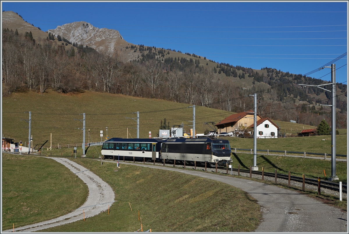 Die MOB Ge 4/4 8002 ist mit dem neu revidierten Ast 116 bei Les Sciernes auf Probefahrt.

26. Nov. 2020