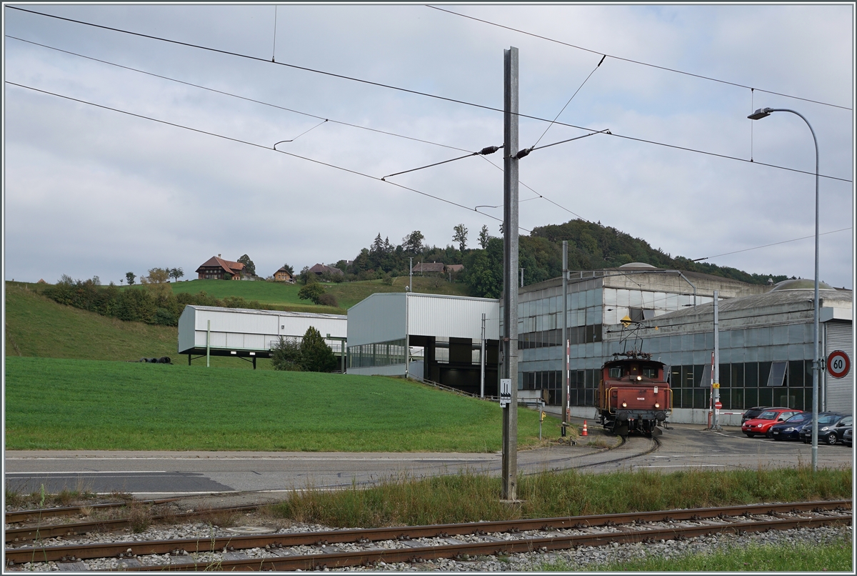  Die noch vor wenigen Jahren in Biel/Bienne im Rangiereinsatz stehende Ee 3/3 16408 (Baujahr 1946) hat nun bei der RUWA im Emmental eine neue Beschäftigung gefunden. Das Bild zeigt die Lok, die auf das Entladen der von ihr ins Werk bei Wasen i.E. gebrachten Flachwagen wartet, um die leeren Wagen wieder nach Sumiswald-Grünen zurück zu bringen.

21. September 2020