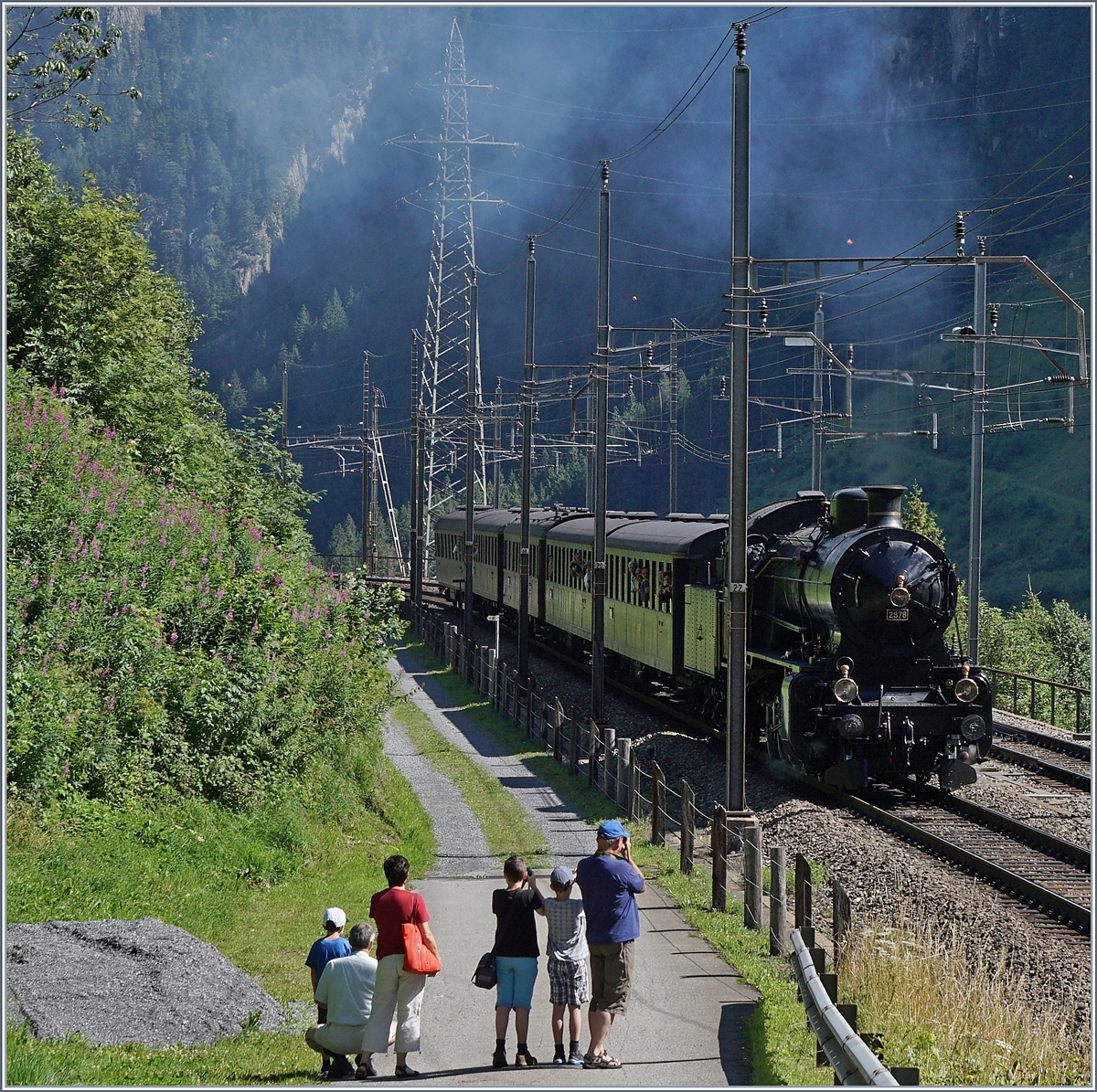 Die SBB C 5/6 2978 erreicht mit ihrem SRF  Schweiz aktuell am Gotthard  Dampfzug Göschenen.
28. Juli 2016