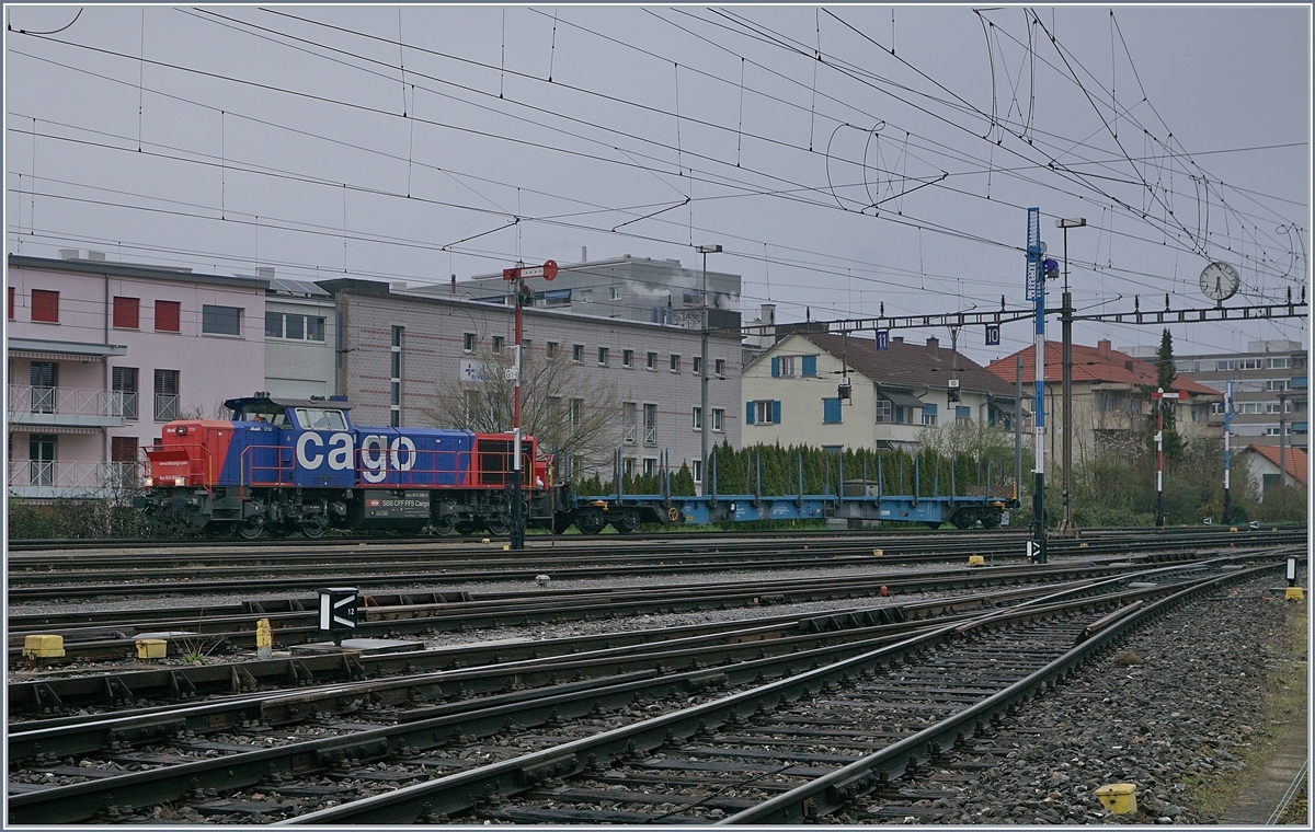 Die SBB Cargo Am 843 068-8 (MaK 1700) rangiert im RB Biel zwischen Formsignalen.

5. April 2019