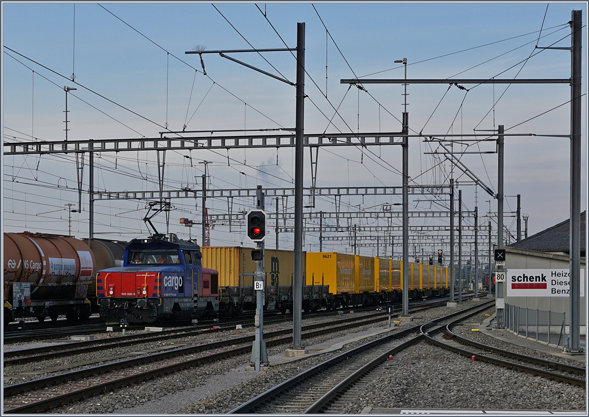 Die SBB Cargo Eem 923 028-5 fährt mit Postwagen als Rangier- oder Zugsfahrt durch den Bahnhof von Oensingen.

10. August 2020