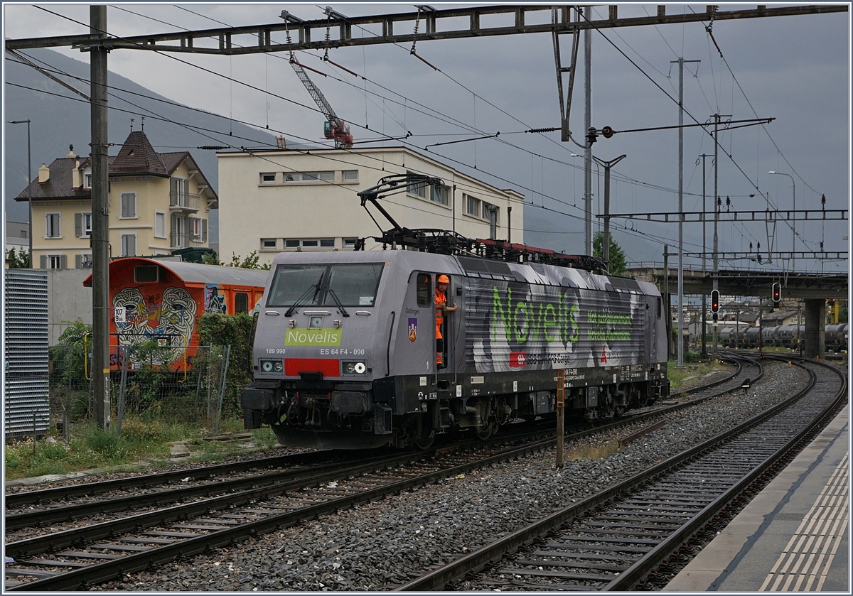 Die von der SBB Cargo gemietet  Re 474 Göttingen  (UIC 91 80 6189 990-5 D-Dispo Class 189-VE) beim Manöver in Sierre.
31. Juli 2017