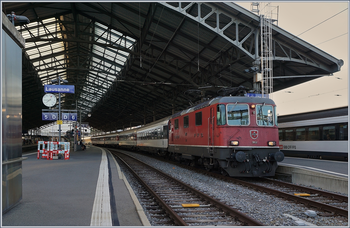 Die SBB Re 4/4 II 11157 wartet mit einem HVZ IR 90 in Lausanne auf die Weiterfahrt. 

29. Aug. 2018