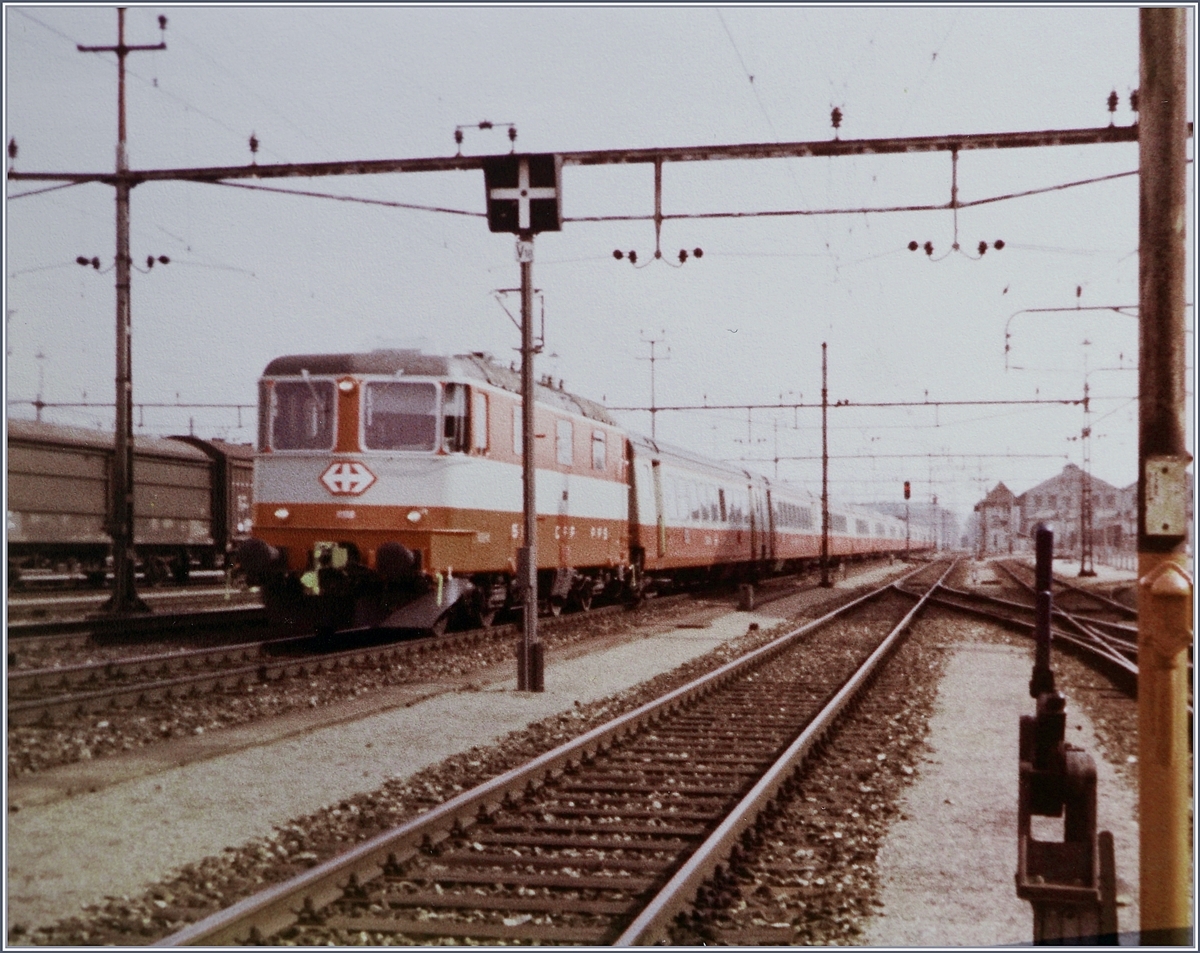 Die SBB Re 4/4 II Prototypen und der ersten Serie wurden grundsätzlich mit Scherenstromabnehmern ausgestattet, aber es gibt Ausnahmen, wie dieser zwei Bilder zeigen: Eine SBB Re 4/4 II  Swissexpress  deren Nummer leider nicht zu erkennen ist, ist mit ihrem Städteschnellzug* in Aarau auf dem Weg nach Genève C.

Analogbild vom Januar 1982

* erst mit dem Taktfahrplan kam die Bezeichnung IC / Vorgängig wurden schnelle Züge als  Schnellzüge bzw. die Swiss-Express Züge als Städteschnellzüge bezeichnet