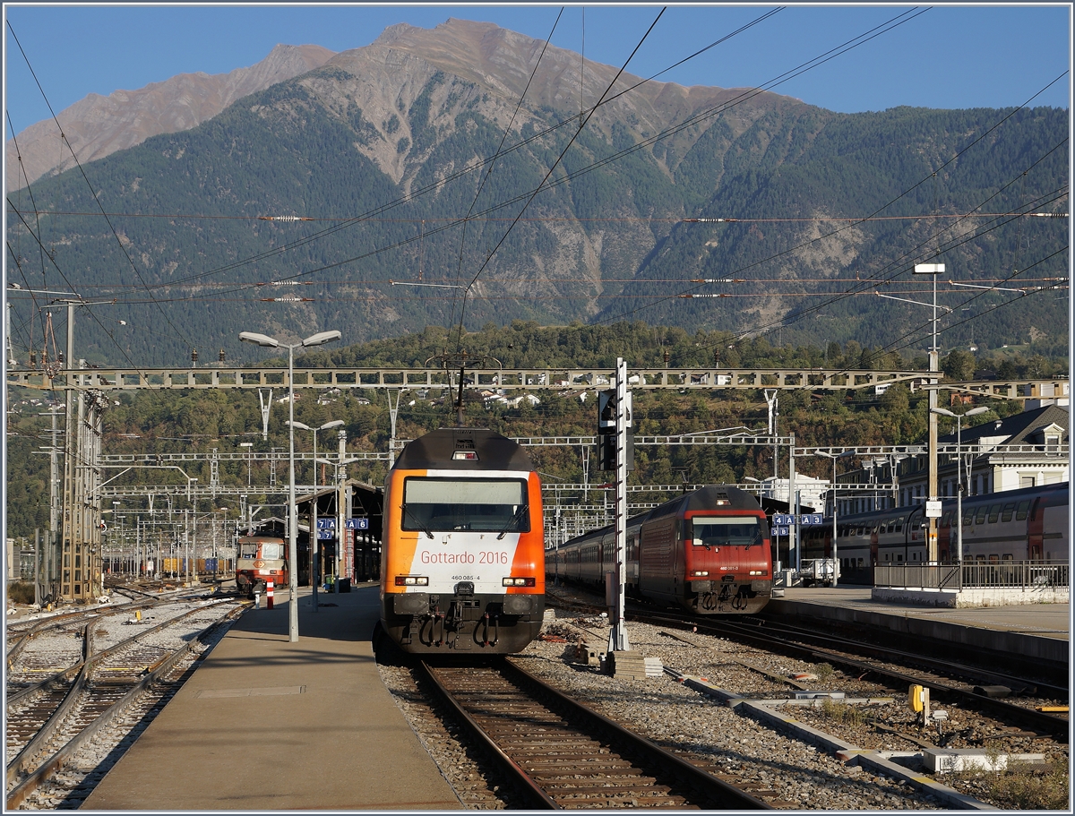 Die SBB Re 460 058-4 mit ihrem IC nach Basel und und Re 460 081-3 mit ihre IR nach Genève Aéroport warten in Brig auf ihre Abfahrtszeiten.
7. Okt. 2016