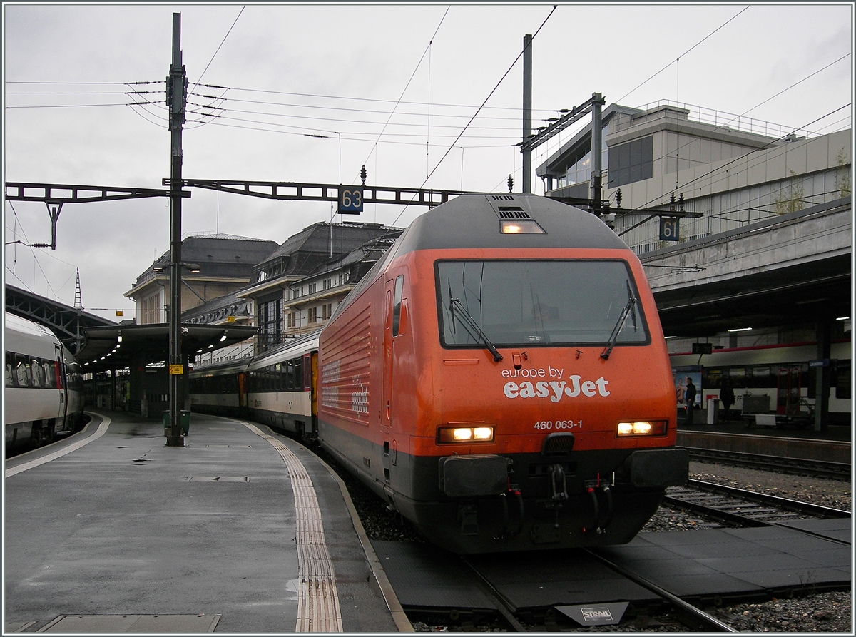 Die SBB Re 460 063-1 wirbt am trüben 18. Dez. 2014 in Lausanne für Easy Jet. 
