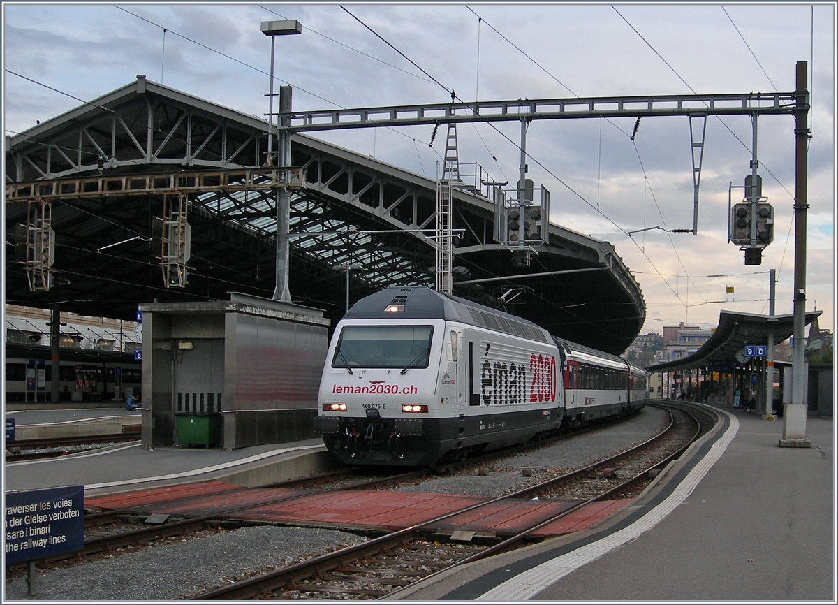 Die SBB Re 460 075-5 in der  Léman 2030  Lackierung. BVA, SBB und die Kantane Vaud und Genève wollen unter dem Titel Léman 2030 die Schienen-Verkehrskapazität bis zum genantne Jahr zwischen Lausanne und Genève verdoppeln.
23. Nov. 2016