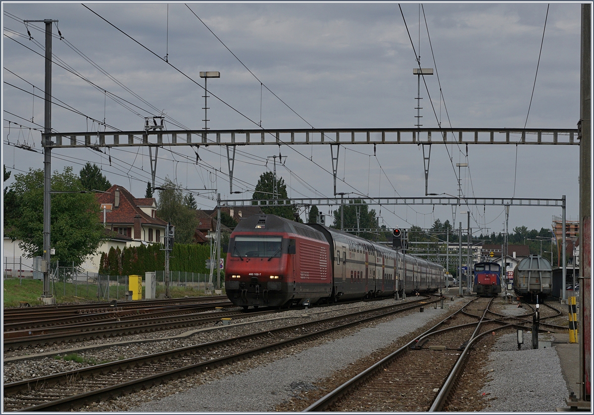 Die SBB Re 460 102-7 verlässt Sursee mit einem IR Richtung Luzern.
27. Aug. 2017
