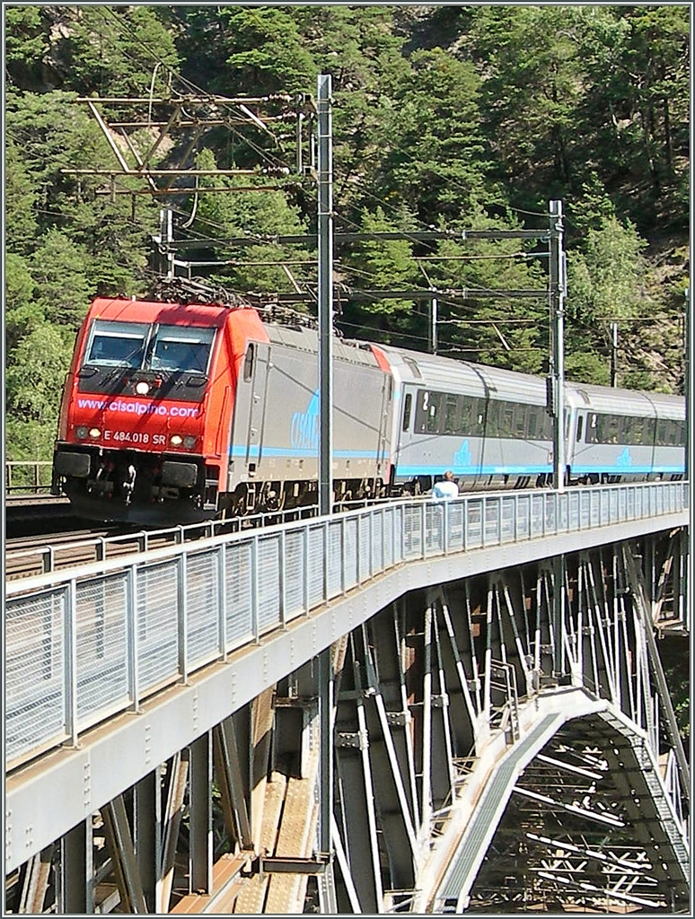 Die SBB Re 484 018 mit einem CIS EC auf dem Bietschtal Viadukt. 
