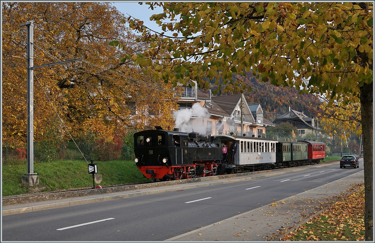 Die SEG G 2x 2/2 105 (Baujahr 1918) erreicht mit einem bunten Reisezug das herbstliche Blonay. 

25. Okt 2020