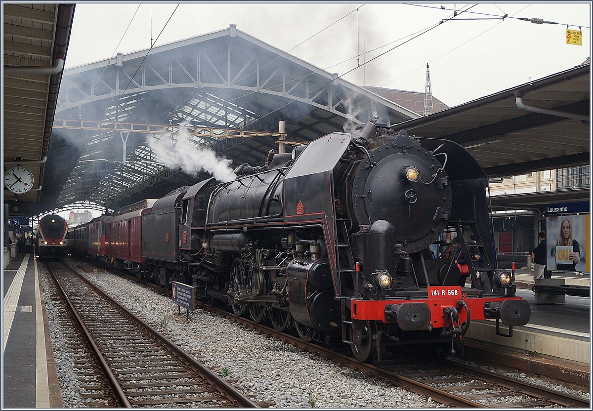 Die SNCF 141 R 568 beim Halt in Lausanne auf ihrer Herbstfahrt von Vallorbe nach Romont, weiter via Fribourg nach Payerne und über Lausanne zurück nach Vallorbe. 
20. Okt. 2018