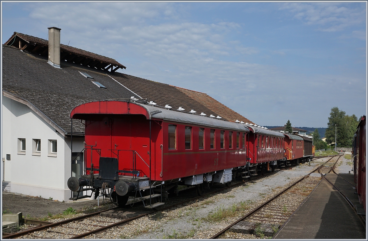 Die ST Personnenwagen B 3 N°4 und N° 3 sowie ein Dienst- und Güterwagen in Triengen. 
27. Aug. 2017 