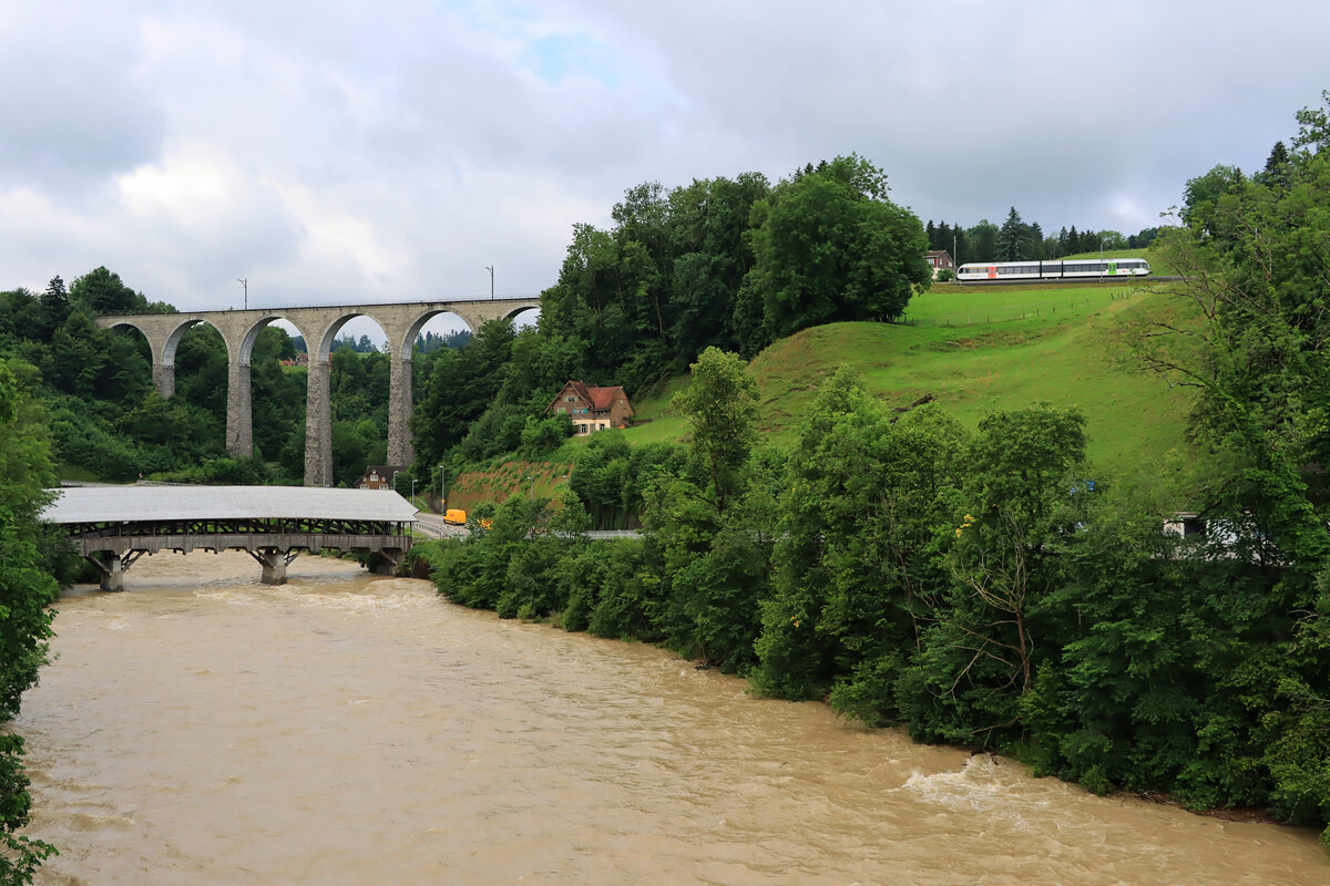 Die St.Galler S-Bahn Linie S9 (Wil - Wattwil): GTW 2/6 749 n�hert sich der Gonzenbachbr�cke bei L�tisburg. 9.Juli 2021