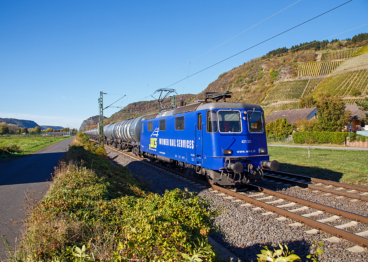 
Die WRS Re 421 381-5 (91 85 4421 381-5 CH-WRSCH), ex SBB Re 4/4 II 11381 fährt am 13.10.2018, mit einem Kerosin (Flugturbinenkraftstoff der Güte Jet A-1) beladenen Kesselwagenzug, durch Leutesdorf in Richtung Süden.