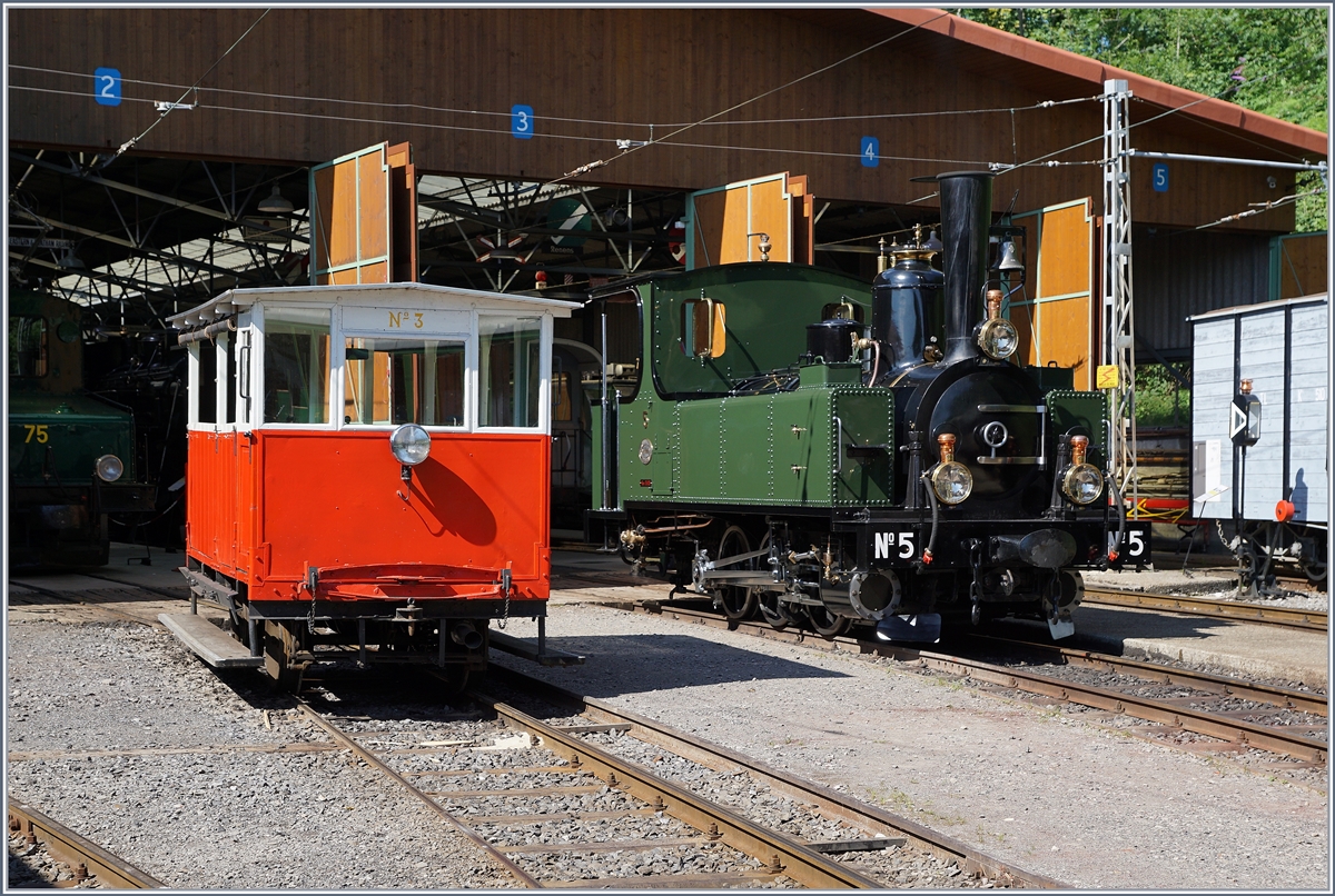 Die zierliche LEB G 3/3 N° 5 von 1890 wirkt neben der winzigen Dm 2/2 N° 3 recht gross. Die Dm 2/2 N°3, die für das Bretonische Schmalspurnetz 1935 von Etablissements Billard gebaute Draisine nach der Ankunft ihrer Fahrt als Reisezug Chamby - Chaulin im Museumsbahnhof.

7. August 2022