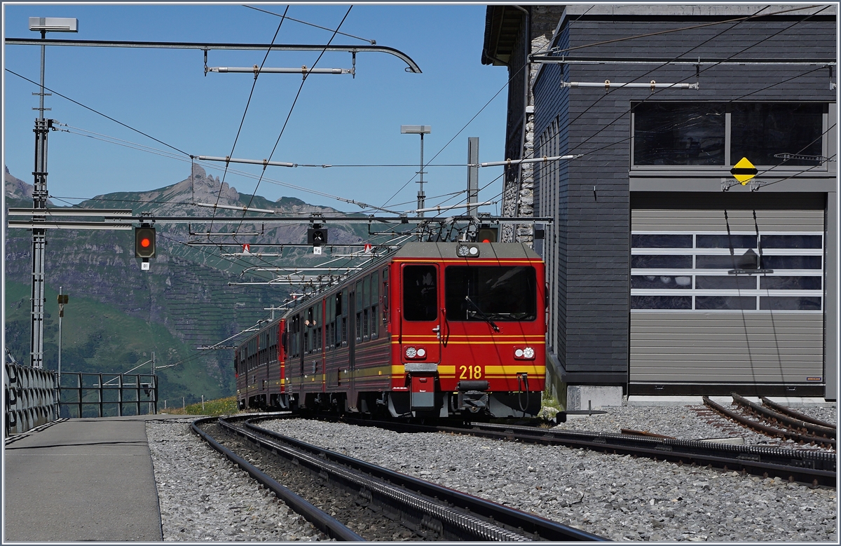 Die zwei Bhe 4/8 Pendelz�ge N� 218 und 217 verlassen die Station Eigergletscher Richtung Kleine Scheidegg.
8. August 2016