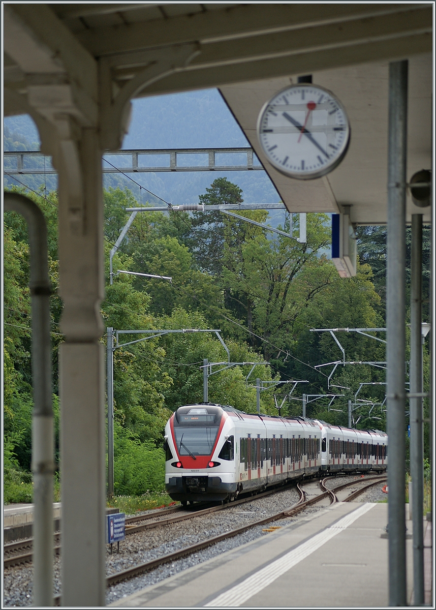 Die zwei SBB RABe 523 von Le Brassus und Vallorbe kommend verlassen Burier in Richtung Aigle. Bahnhof von Burier wurde vor wenigen Jahren umgestaltet, immer vermittelt der Bahnsteig in Burier doch noch etwas das Flaire verganger Tage. 

7. Sept. 2022
