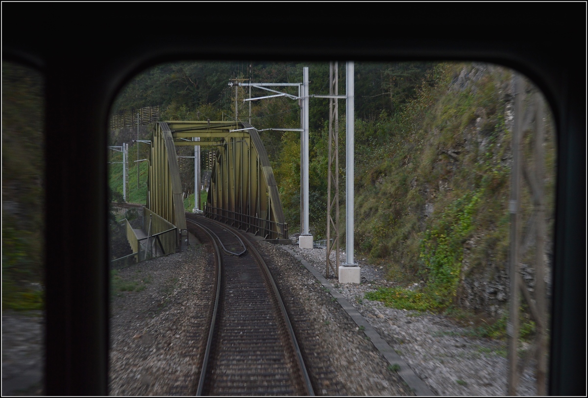 Drittletzter Planeinsatz von RBe 540 bei der SBB. 

Blick vom Einstiegsbereich des RBe 540 039-5 auf die Gotthardzufahrt und eine sch�ne Bogenbr�cke. Oktober 2014