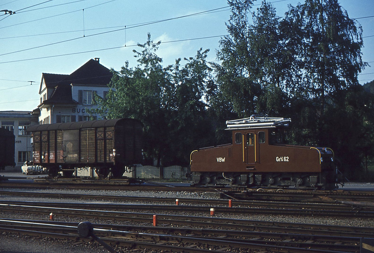 Ehemalige Vereinigte Bern-Worb-Bahnen VBW, Bern Kornhausplatz - Bolligen - Worb-Linie: Als noch Normalspurg�terwagen nach Worb Dorf kamen - G�terlokomotive Ge4/4 62 mit Rollschemel (OR6 187) mit SBB K3-G�terwagen. 11.Juni 1967  