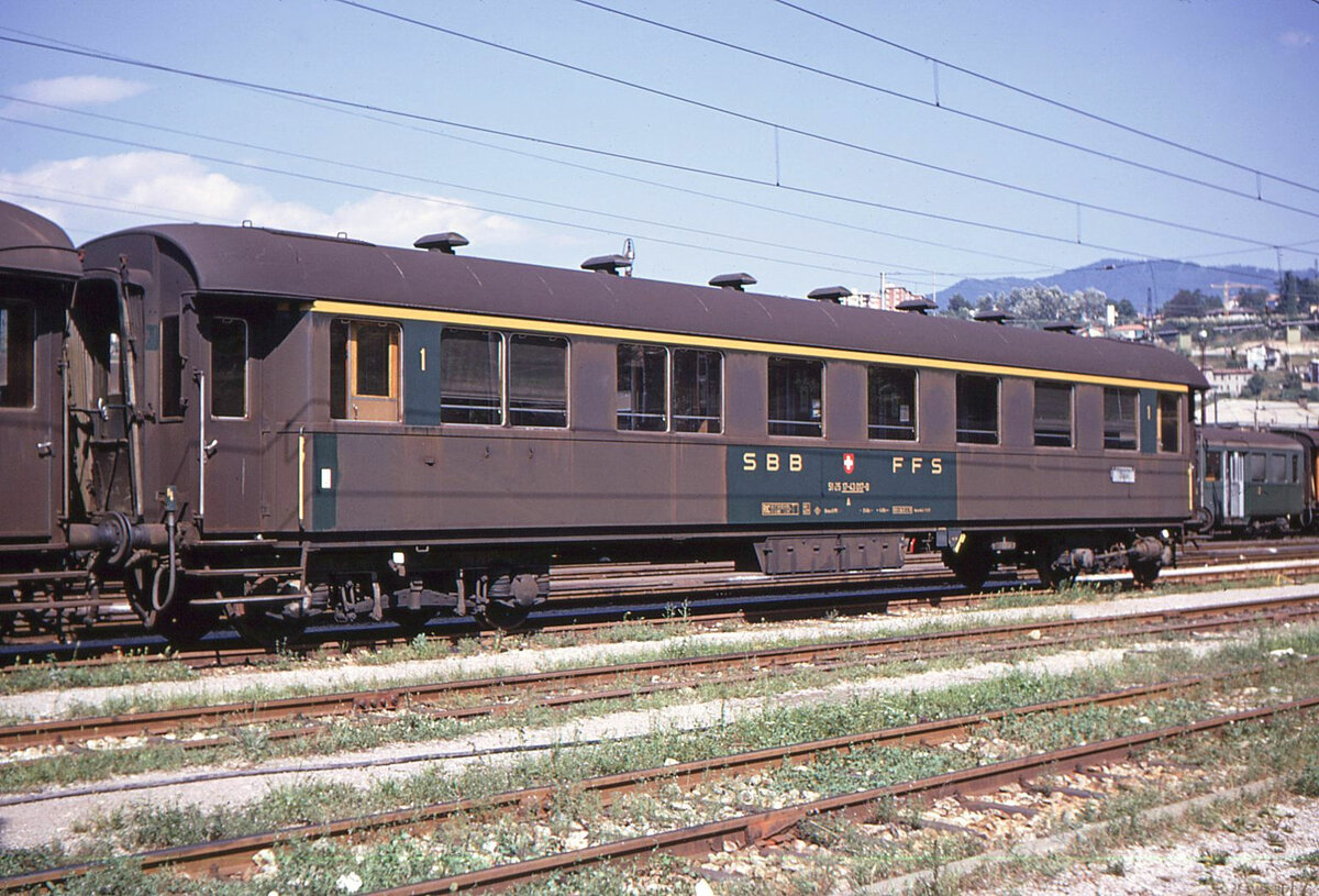 Ehemaliger AB4�-Wagen (alte erste + alte zweite Klasse) SBB-RIC f�r den internationalen Verkehr in Chiasso, Nr. 51 85 17-43 017. Die beiden Abteile mit den Doppelfenstern waren die urspr�nglichen Erstklassabteile. Der Wagen stammt, so weit ich eruieren konnte, aus der Serie AB4� 2021-2048 aus den Jahren 1934 bis 1940 (Gewicht zwischen 40 und 44 Tonnen). 11.August 1970. 