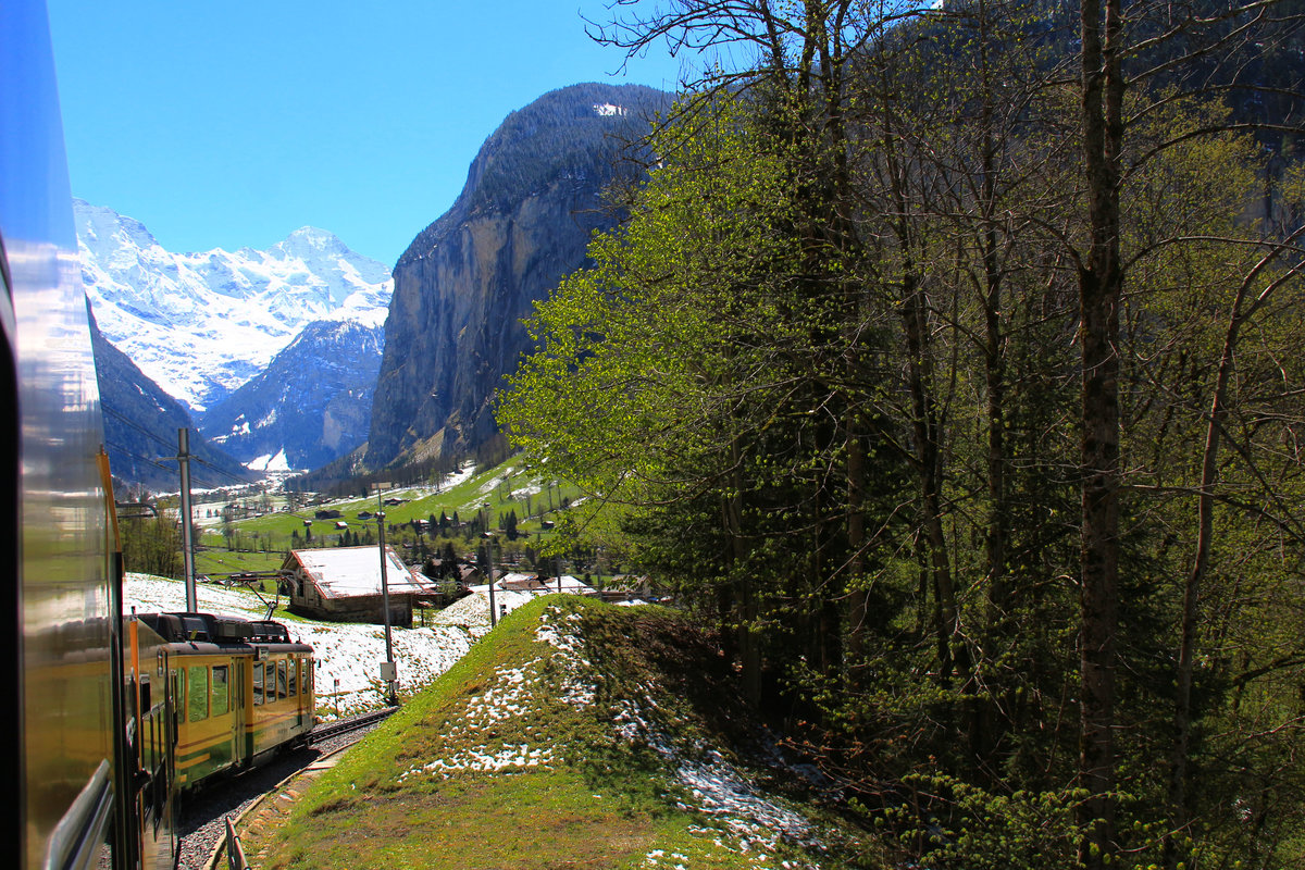 Eigentlich ein Frühlingstag, doch das saftige Grün des Talbodens von Lauterbrunnen zeigt sich erst gegen Abend des 29.April 2017. Triebwagen 122.  