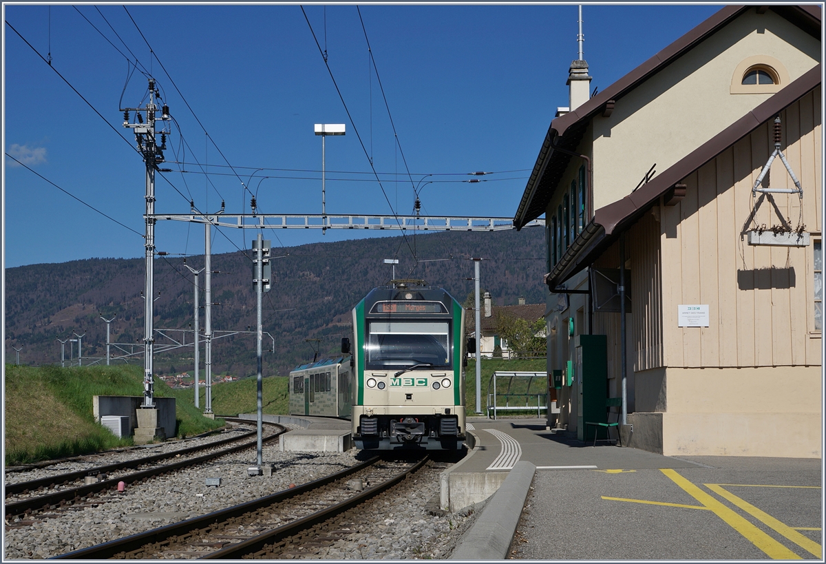 Ein BAM MBC Regionalzug von Bière nach Morges unterwegs beim Halt in Ballens. 

10. April 2017