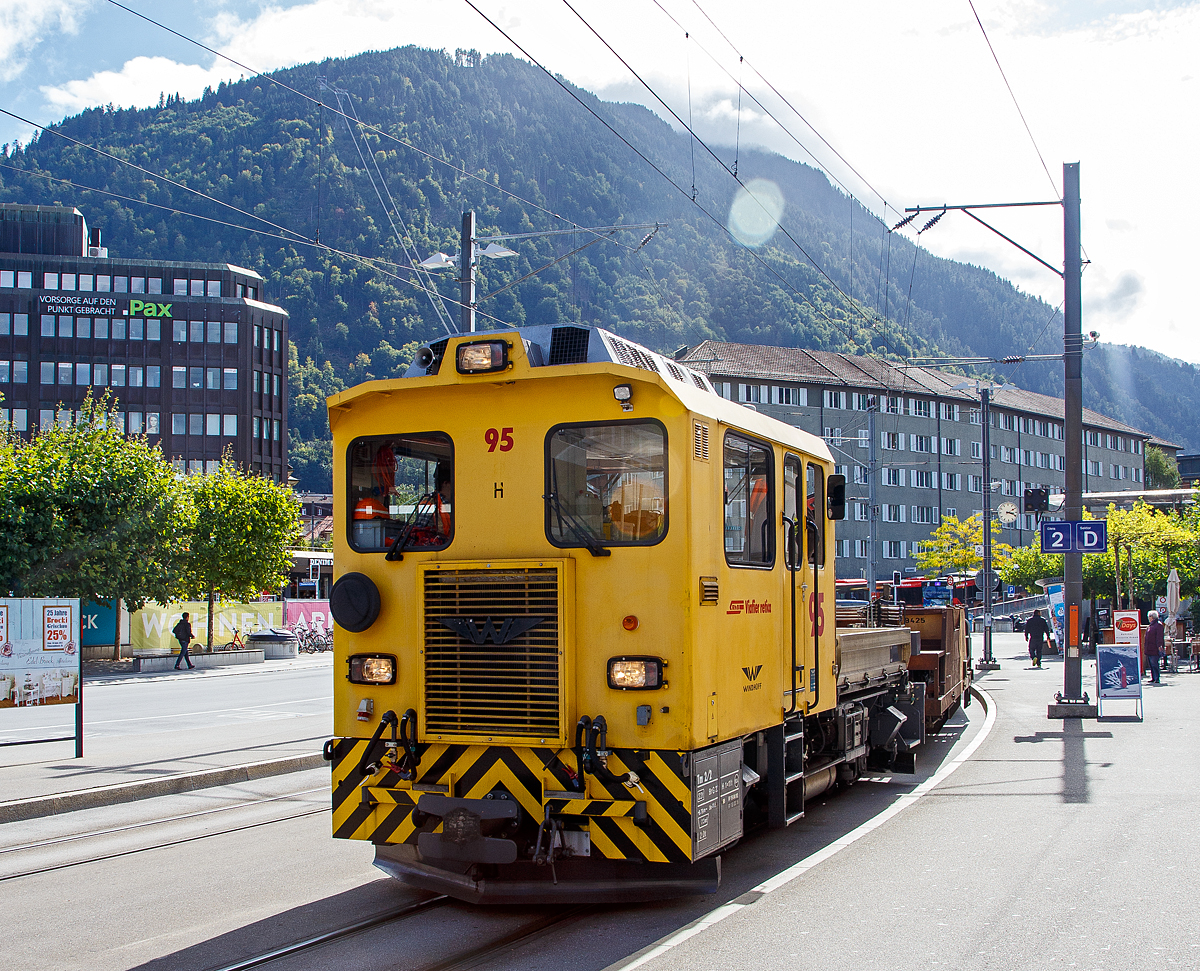 Ein Bauzug als Straßenbahn...
Der RhB Tm 2/2 95 kommt mit drei Talbot Schotterwagen der Reihe Xc am 12.09.2017 aus Arosa in Chur an. 

Der Traktor wurde 1998 von Windhoff unter der Fabriknummer 2485 gebaut. Diese Baudiensttraktoren Tm 2/2 95 bis 98 entsprechen weitgehend der Serie 81-84.